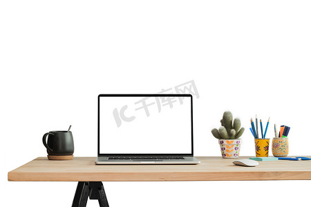 白色背景中木桌上的空白屏幕笔记本电脑