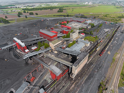 工厂鸟瞰图摄影照片_煤炭加工厂、工业生产全景鸟瞰图