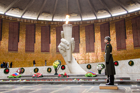 “献给斯大林格勒战役的英雄”历史纪念建筑群中的军事荣耀大厅、仪仗队和永恒的火焰
