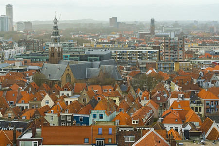 Vlissingen 美丽的城市天际线与教堂塔和许多荷兰房屋，荷兰泽兰的热门海上城市