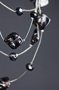 珠宝元宵节摄影照片_手工制作的饰品由宏中的珠子制成。