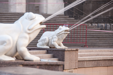 伏尔加格勒车站广场喷泉蛙孩子们跳舞的雕像