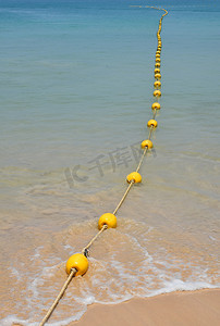 海滩和水中的黄色浮标