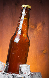 一瓶带水滴和冰的新鲜啤酒，有文字空间