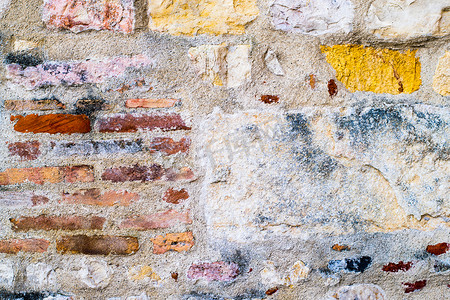用石头和砖砌成的彩色墙