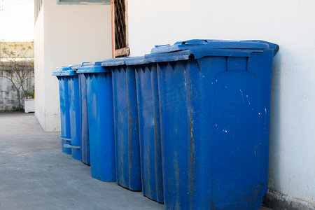 垃圾箱和摄影照片_蓝色、红色垃圾桶、回收桶、垃圾桶和公立医院。