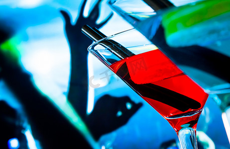大气红色喜庆背景摄影照片_迪斯科桌上蓝色和红色鸡尾酒饮料的细节，有文字空间