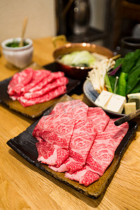 火锅烧烤摄影照片_寿喜烧的新鲜牛肉和猪肉片