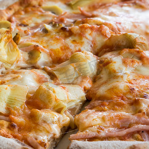 香菇火腿披萨摄影照片_一块切披萨蘑菇洋蓟火腿