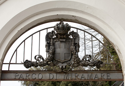 米拉马雷城堡大门上的徽章
