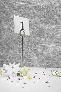 大力度优惠摄影照片_带 r 的白色桌布上的婚礼表号和优惠框
