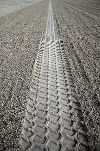 轮胎印纹理摄影照片_海滩沙子轮胎足迹透视到无限