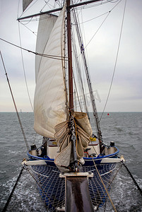 风水器物摄影照片_在北海的帆船航行风水风暴正面图