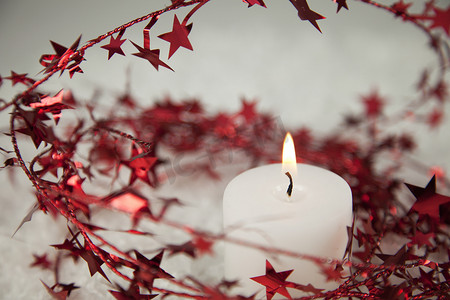带烛光的红色圣诞星闪闪发光的装饰