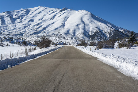 冬日在 Ziria 山的道路，希腊南伯罗奔尼撒半岛