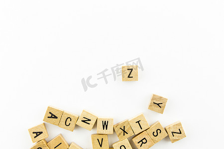 有很多字母的木制字母块