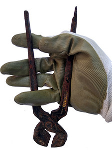 手拿着白色背景上的钳子的保护手套。
