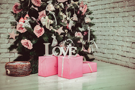 美丽的 holdiay 装饰的房间，圣诞树下有礼物。
