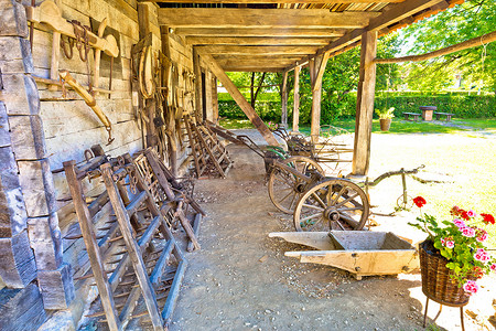 农村地区的传统木屋和农具