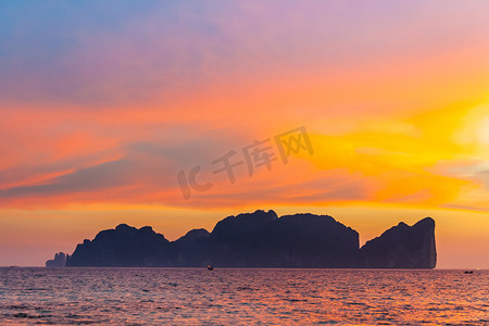 五颜六色的浪漫日落的皮皮岛。