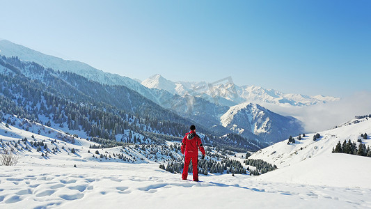 红色云摄影照片_那家伙看着雪山和云。