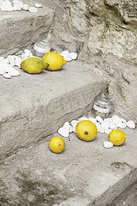 水疗中心带石头的柠檬