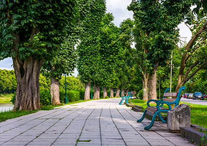 乌日哥罗德基辅路堤上的长椅