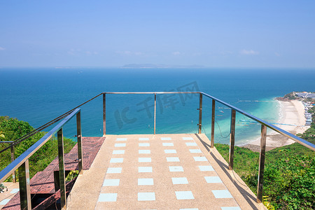 泰国春武里府芭堤雅的 Koh Larn 岛 samae 海滩海滩和大海前美丽的人行道观点。（焦点