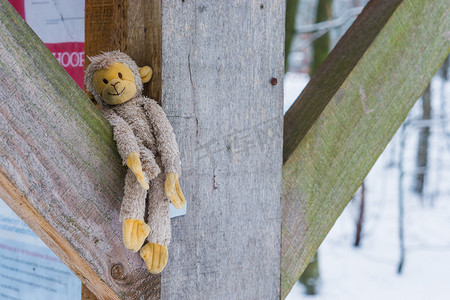 木梁之间的毛绒猴子，适合儿童和成人的可爱拥抱玩具