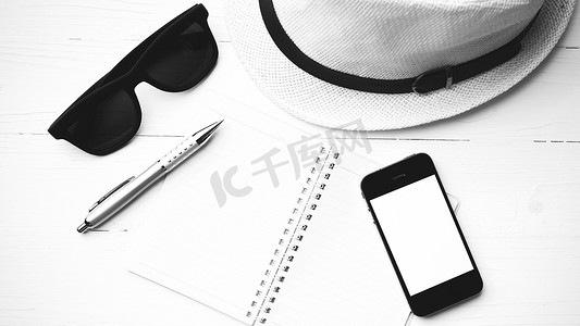 手机夏季夏季摄影照片_带夏季工具的帽子黑白颜色风格