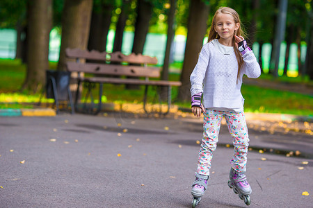 3d溜溜摄影照片_溜冰鞋的小女孩在公园