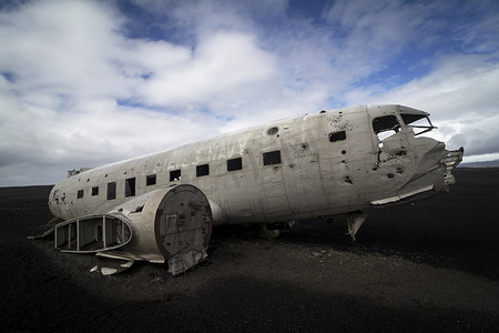 冰岛南部黑沙滩上的飞机残骸