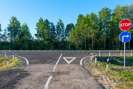 空荡荡的乡间小路和十字路口一组标志