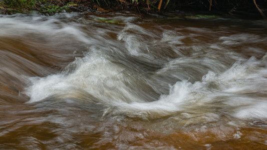 汹涌的河水摄影照片_河水汹涌