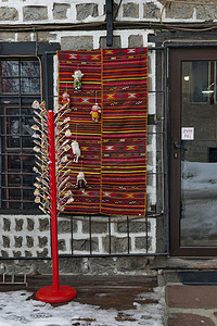 封面传统摄影照片_班斯科古镇传统礼品棒棒糖的街头销售