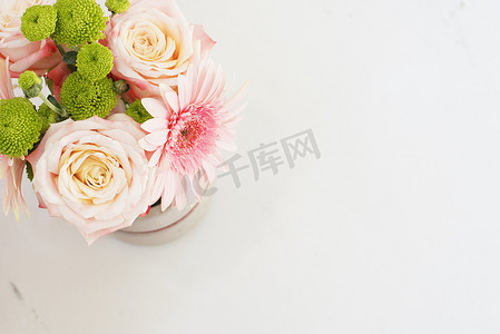 浅色大理石桌上美丽的鲜花，顶视图。