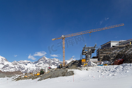 山摄影照片_瑞士阿尔卑斯山的建筑工地