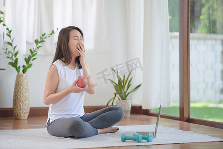 美丽的亚洲女性通过在家锻炼健康潮流生活方式来保持健康