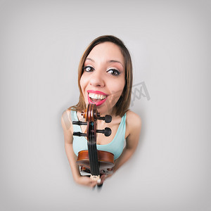 滑稽表演摄影照片_有小提琴的滑稽的妇女