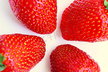 浆果·深红色·可食用水果·食物·水果·植物部分·农产品·红色·草莓·草莓·白色背景