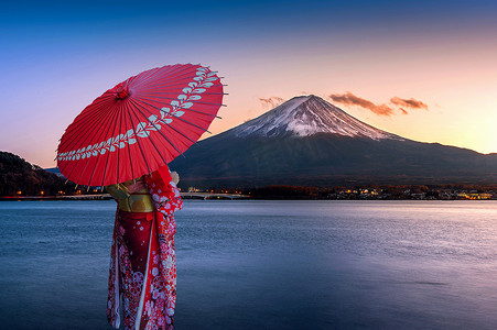 在富士山穿着日本传统和服的亚洲女性。