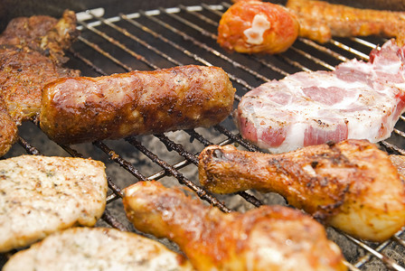 鸡腿堡摄影照片_烤肉上的香肠、牛肉和其他肉类