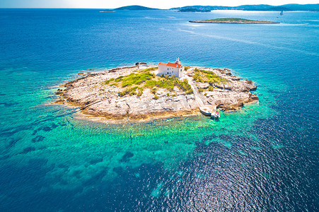 带灯塔的孤岛鸟瞰图，Vela Sestri 岛