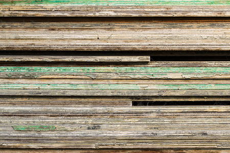 层叠的木板相互堆叠