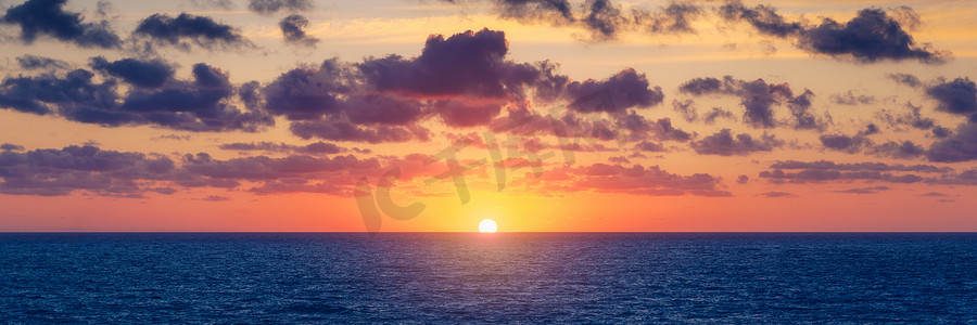 海上太阳摄影照片_海上美丽的日落/日出。
