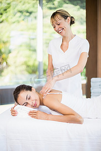 女按摩师在 spa 按摩女人