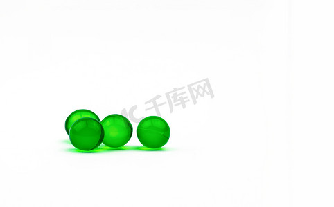 四个绿色圆形软胶囊药丸隔离在白色背景与复制空间。