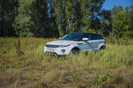 夏季汽车路虎揽胜 俄罗斯萨马拉地区夏季风景中的晴朗天气。 