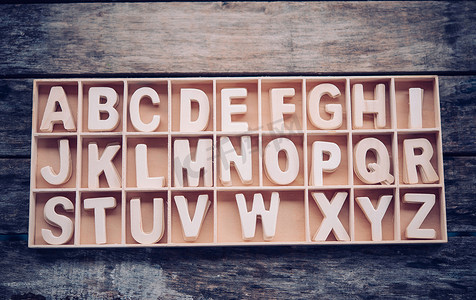 里字摄影照片_英文字母按字母顺序放在木箱里