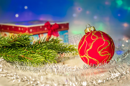 红色圣诞球、杉枝和礼盒
